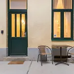 New! Central Location Flat By The Synagogue