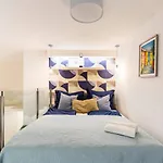 New! Central Location Flat By The Synagogue