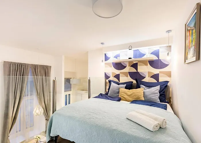 New! Central Location Flat By The Synagogue