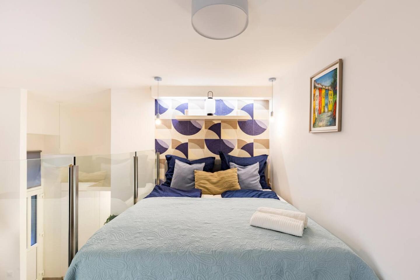 New! Central Location Flat By The Synagogue *