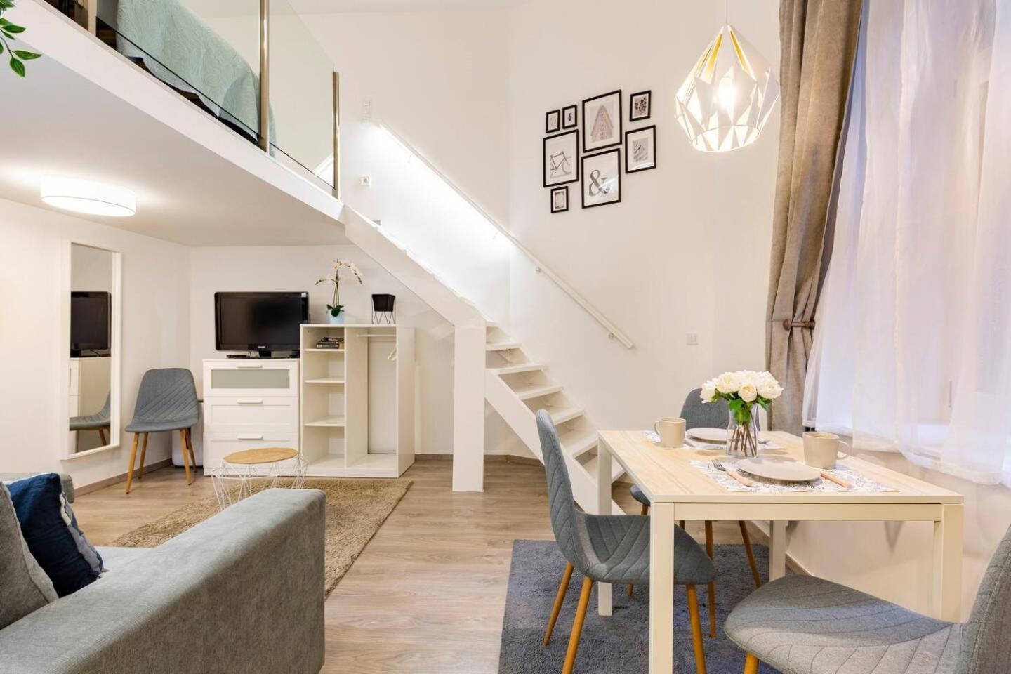New! Central Location Flat By The Synagogue *